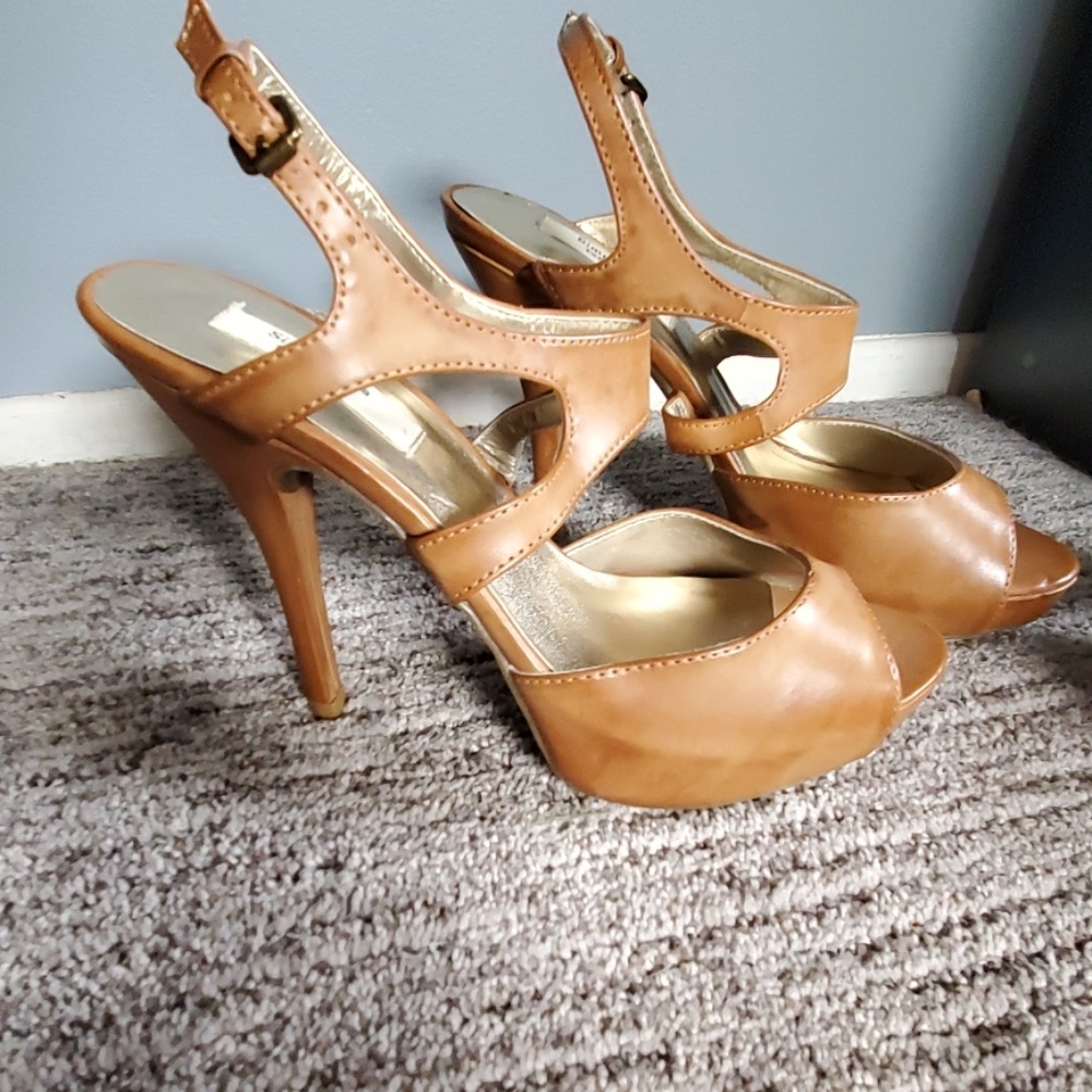 Vera wang tan heels